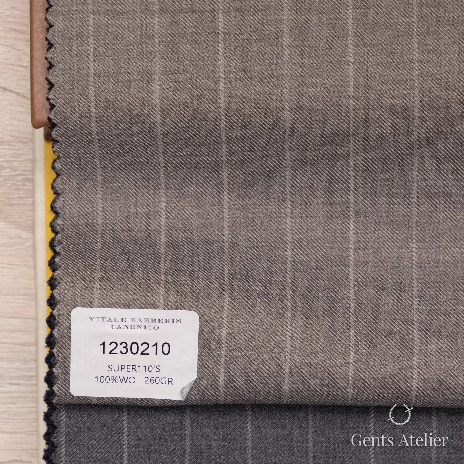 Образец ткани Vitale Barberis Canonico 1230210 с этикеткой, светло-бежево-серый