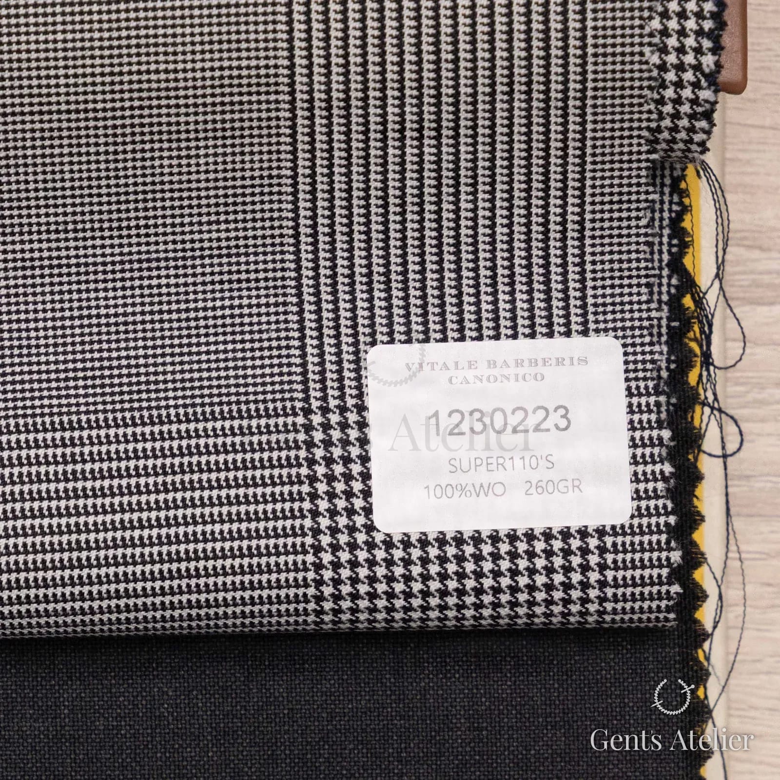 Образец ткани Vitale Barberis Canonico 1230223 с этикеткой, чёрно-белый