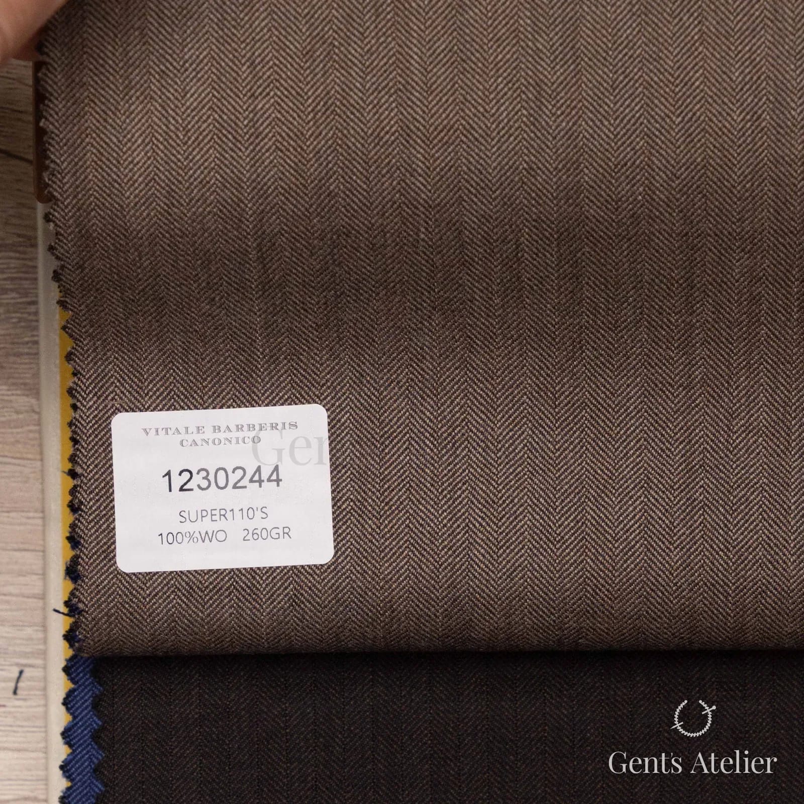 Образец ткани Vitale Barberis Canonico 1230244 с этикеткой, средне-коричневый