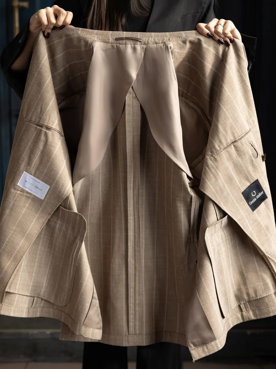 Двубортный костюм-двойка в цвете light brown - фото 9