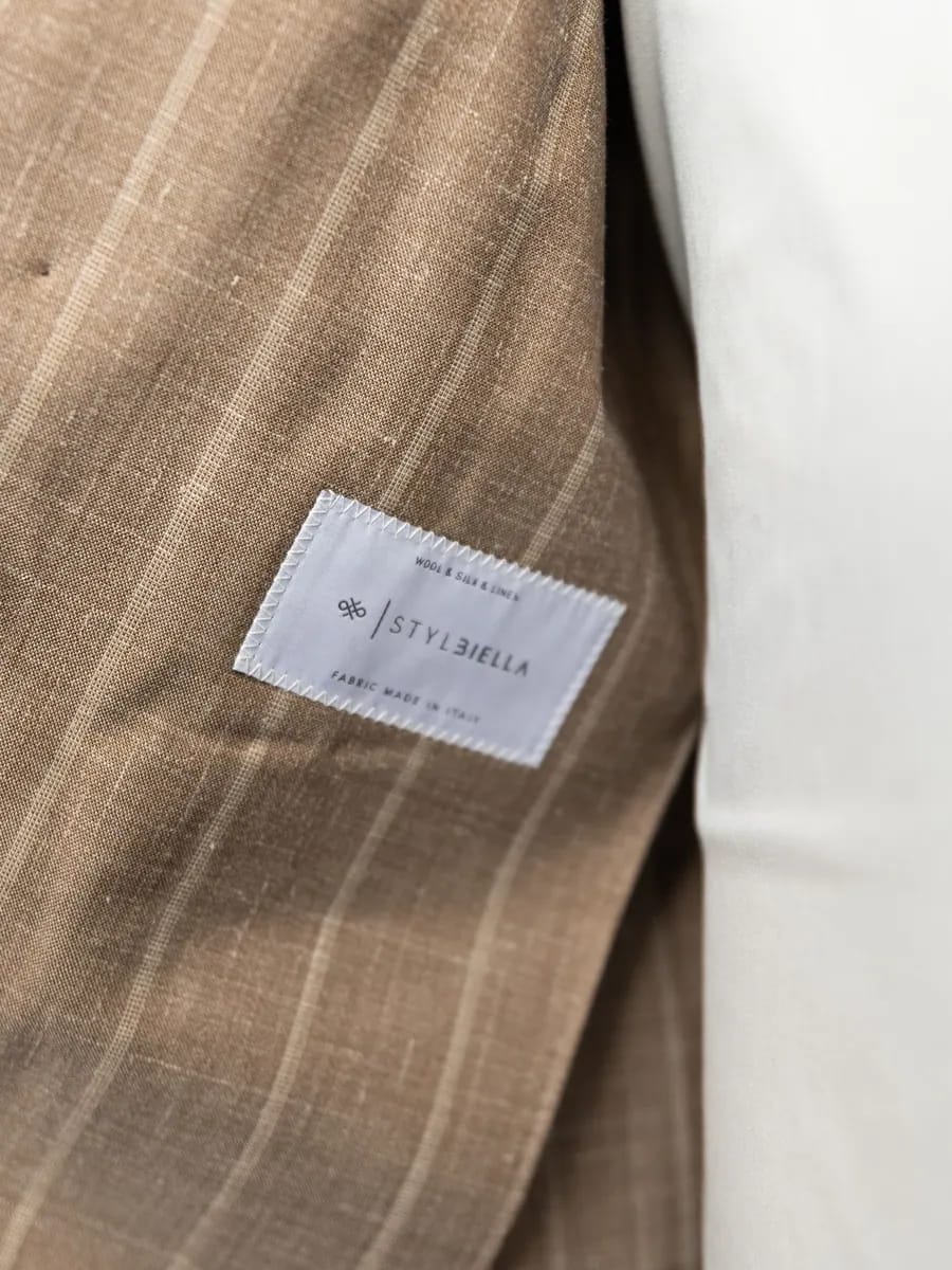 Двубортный костюм-двойка в цвете light brown - фото 10